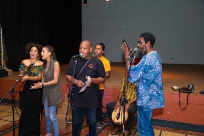 Brindis ku Tambú di Teatro KadaKen den sala monumental AULA